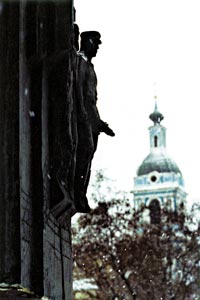 Один из новых, но уже легендарных памятников Москвы. Все-таки надо, чтобы скульпторы свое творение заранее рассматривали со всех ракурсов, прежде чем радовать нас, горожан...